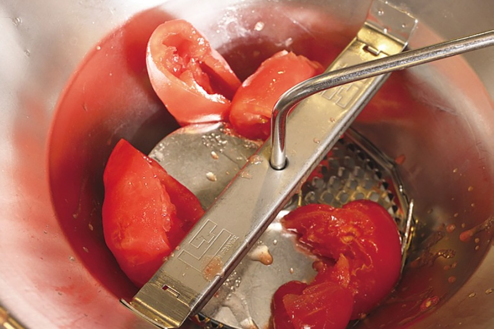 トマトを漉す