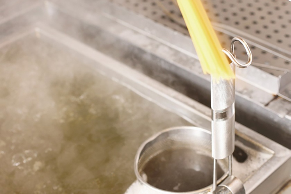 スパゲッティーニを茹でる