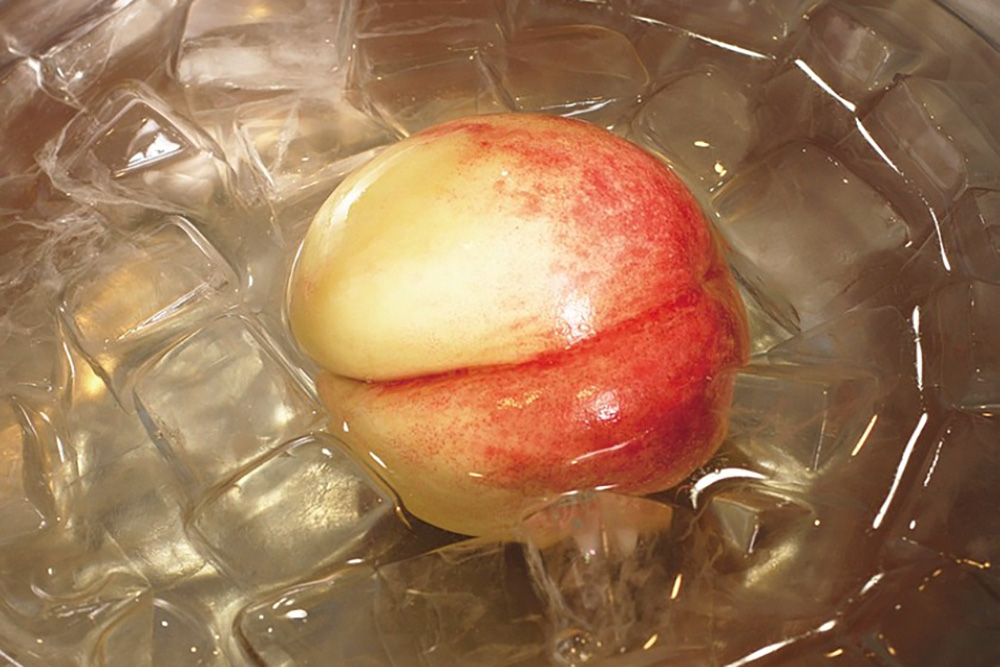 桃を湯剥きする