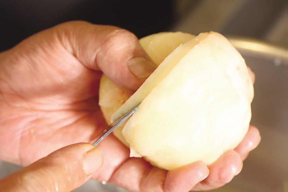 桃をスライスする