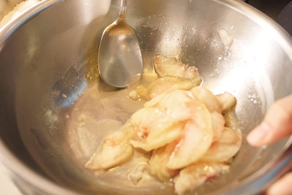 桃を調味する