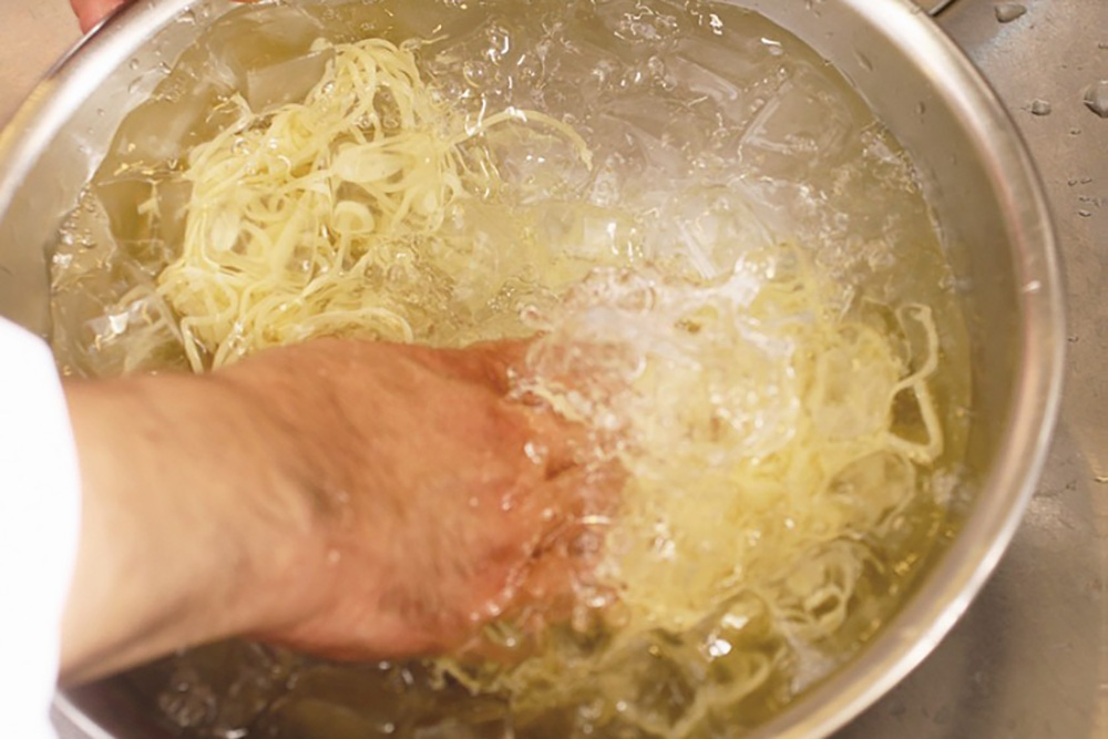 パスタを冷やす