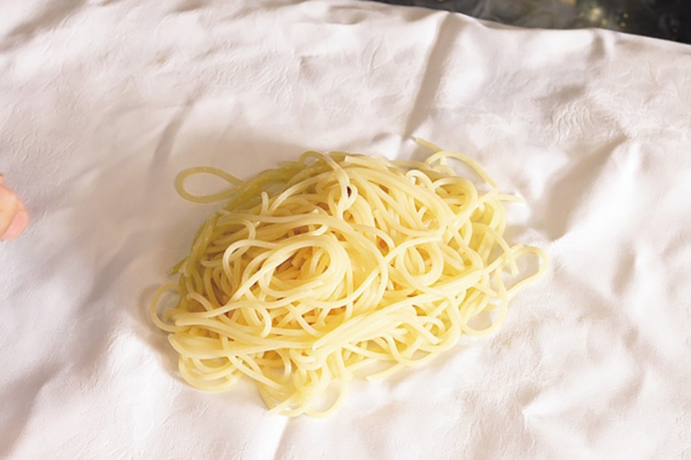 パスタの水気を取る