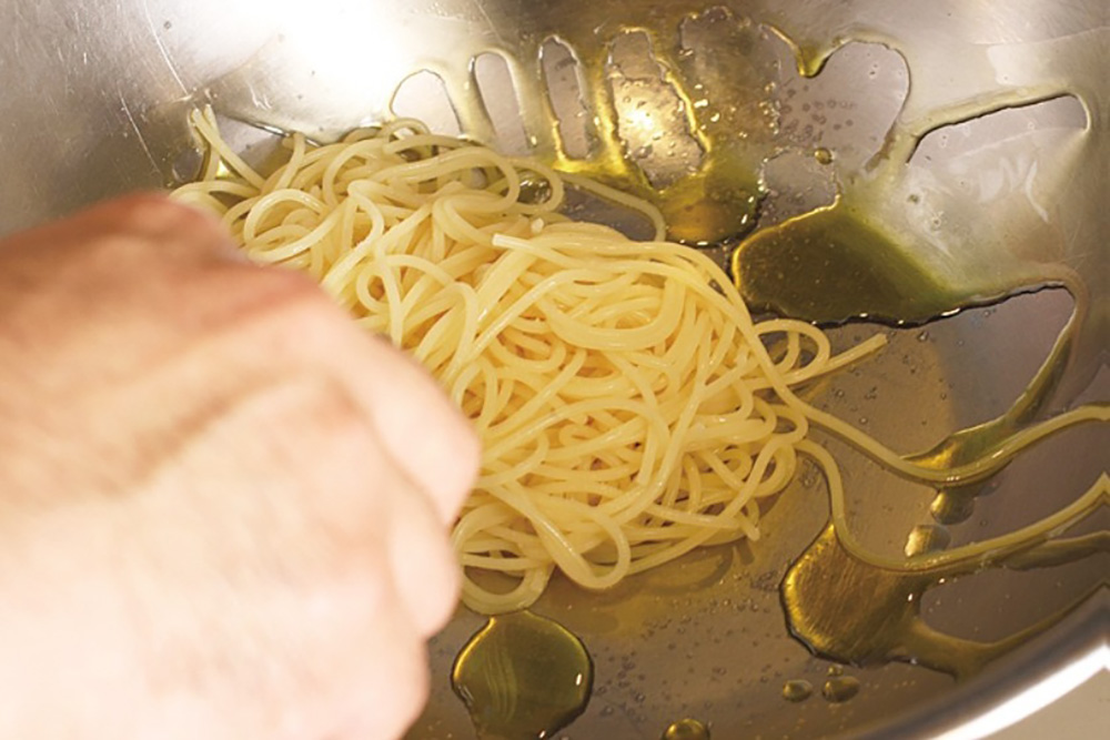 パスタを調味する