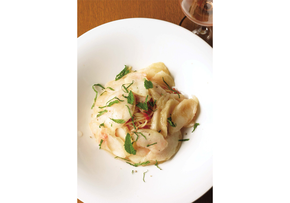 冷たい桃のスパゲッティーニ