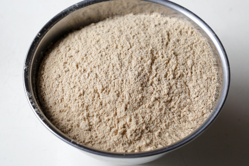 ボウルにぬかを入れる