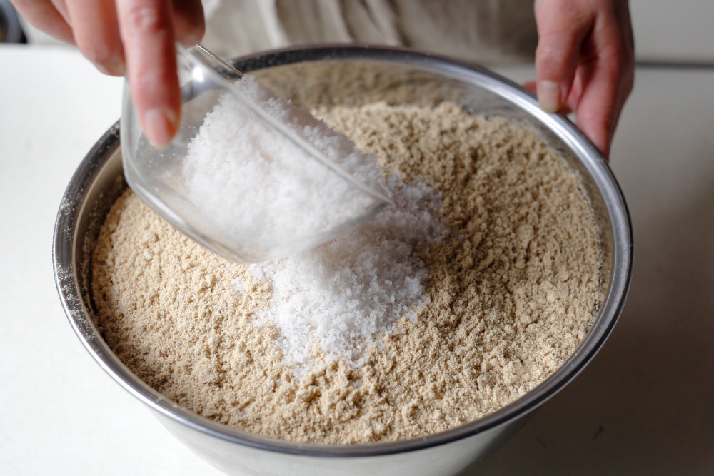 塩とぬかをよく混ぜる