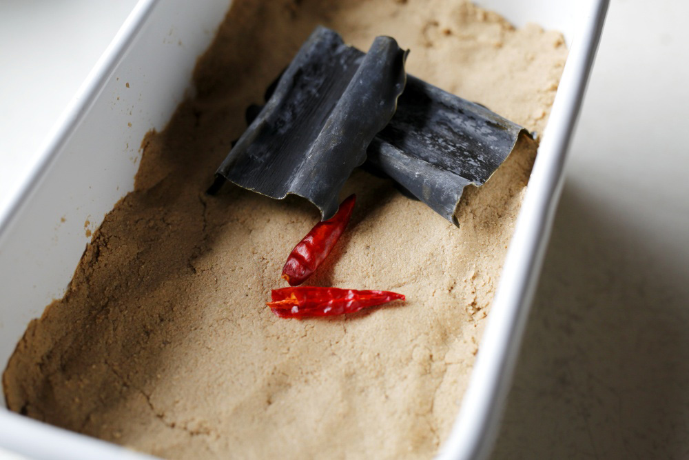 昆布、唐辛子を入れる