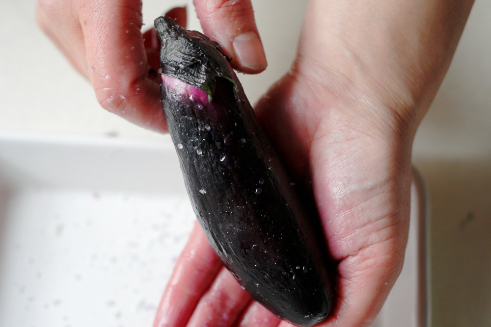 塩でもむ（ナス、キュウリ、春菊など）