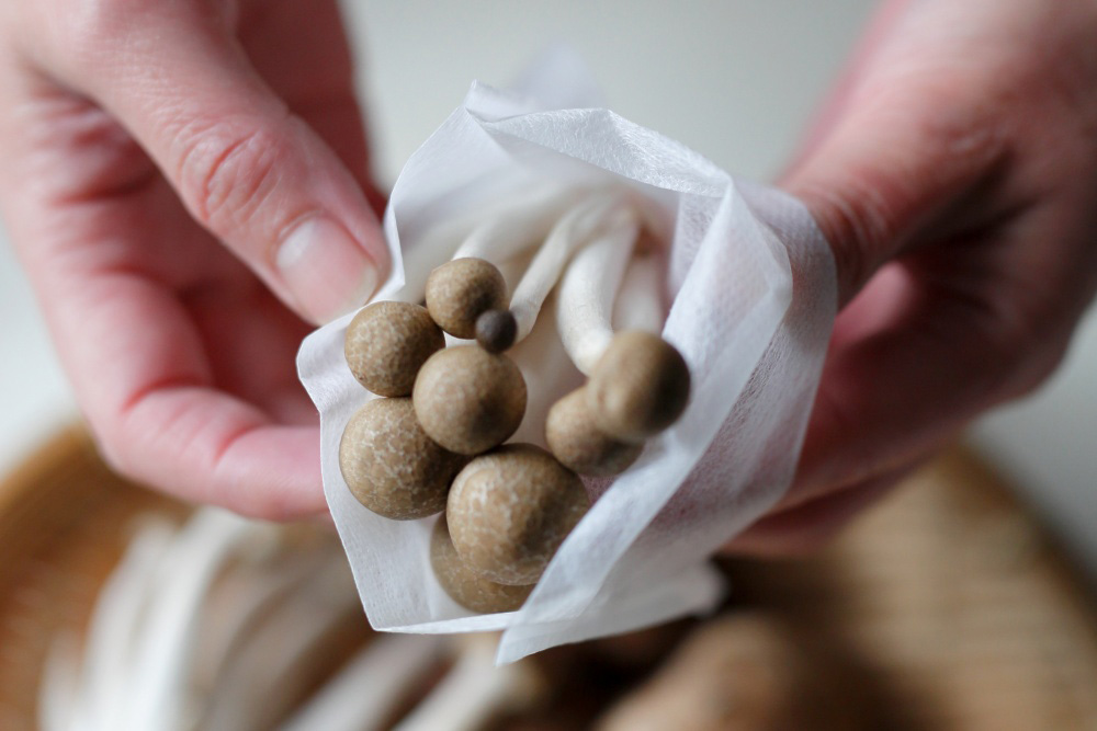 袋に入れる（キノコ、豆、切干し大根など）