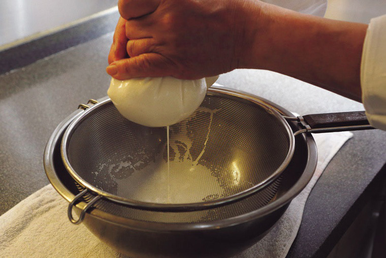 茹でこぼした杏仁を撹拌して漉す