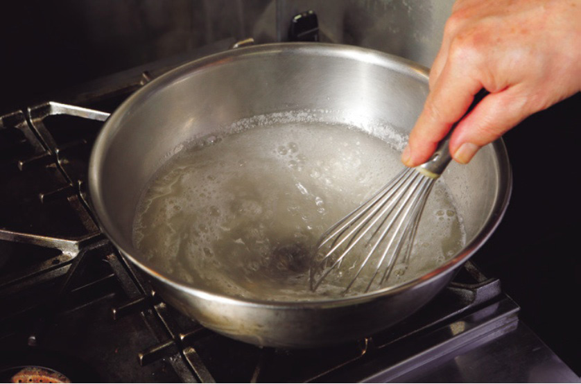 寒天と砂糖を煮溶かす