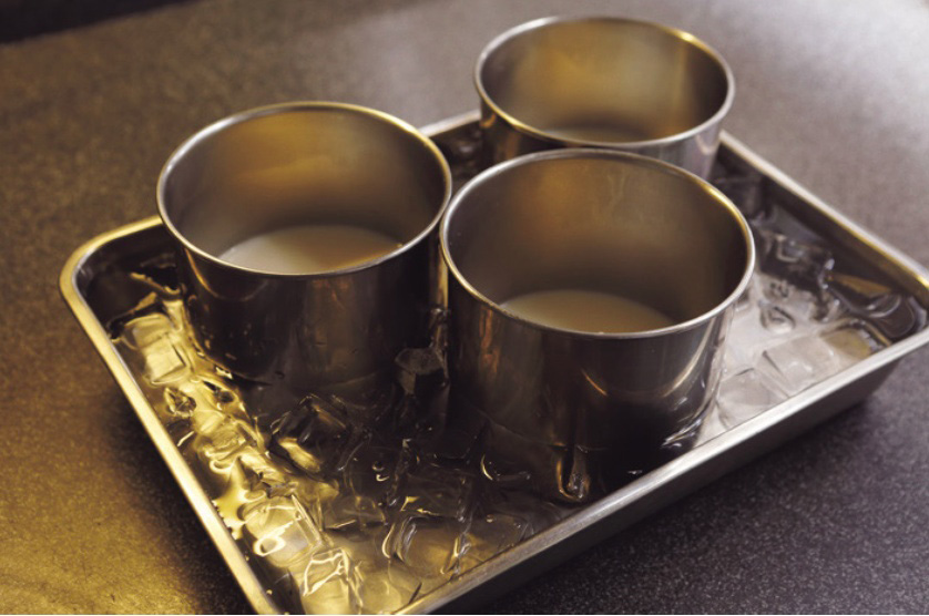 器に注ぎ入れ、冷ます