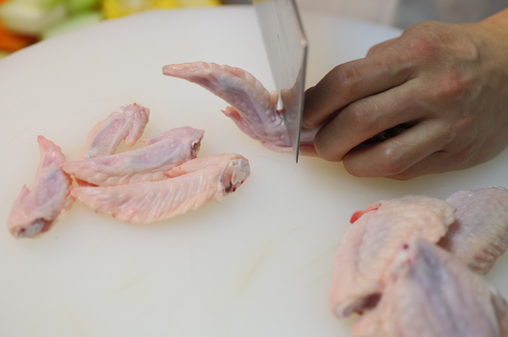 鶏肉は骨付きを使う