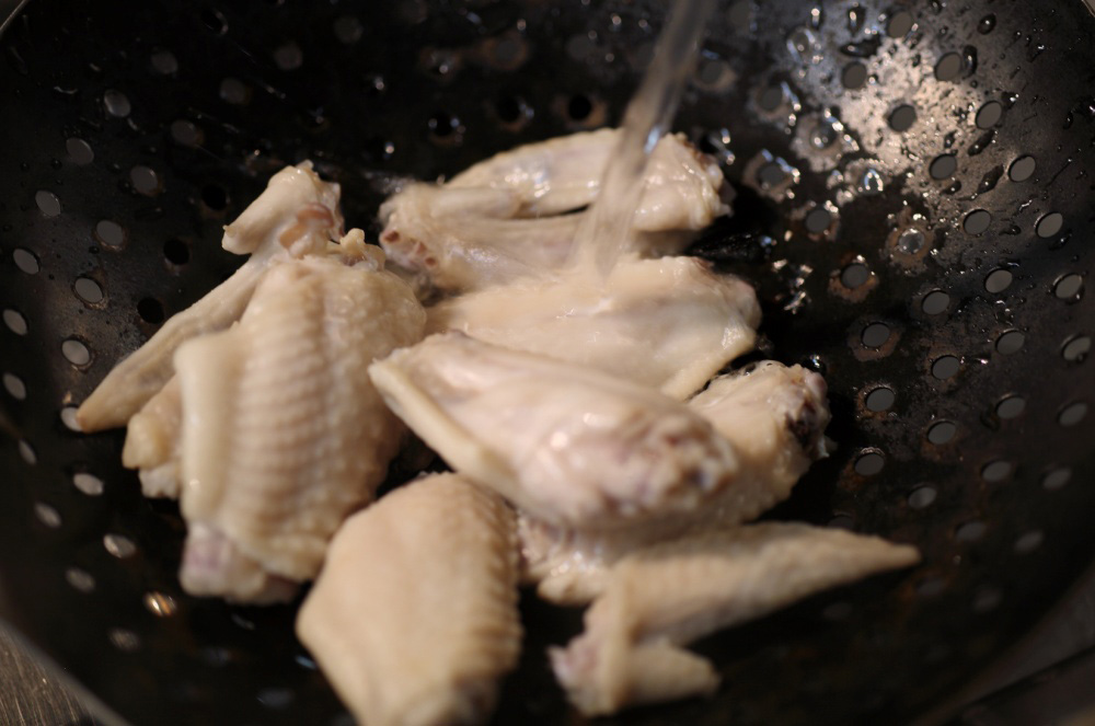 アクをよく洗い流す