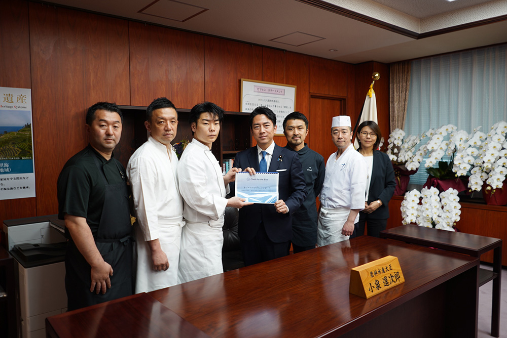 提言書を手渡している様子