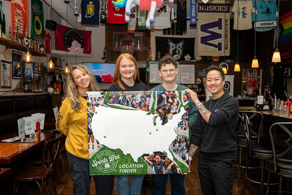 スタッフとCEOジェニー・ニューエン氏（右端）