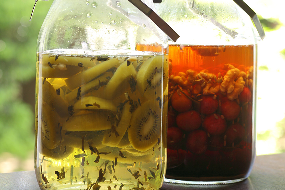果物の甘さの後、ハーブやお茶が豊かに香る「漬け込み酒」
