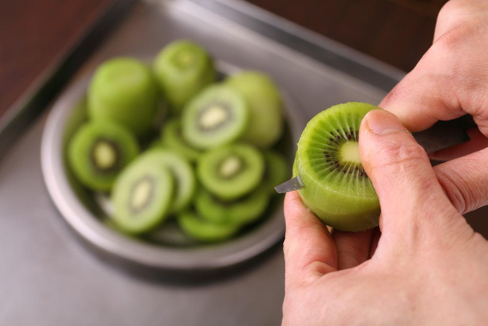 キウイを切る