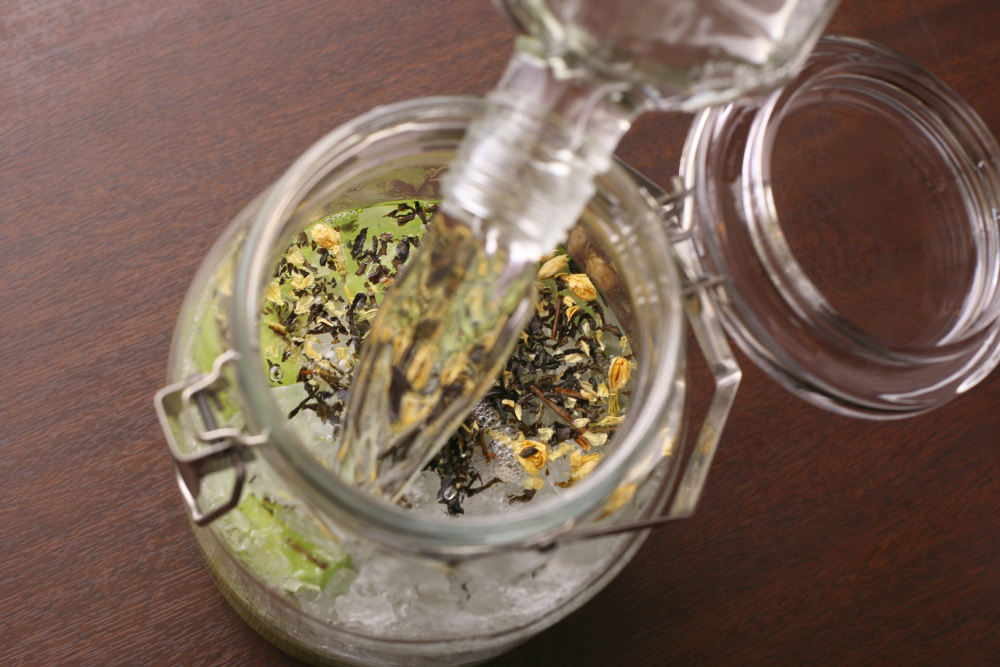 材料を瓶に入れる