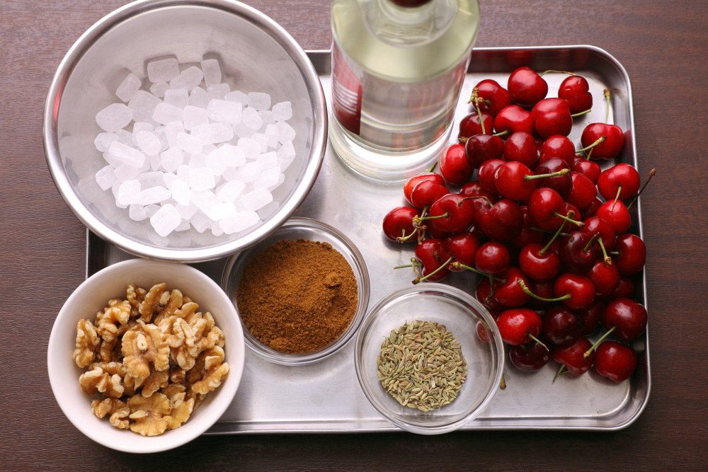 「サクランボとクルミ、フェンネルのお酒」材料