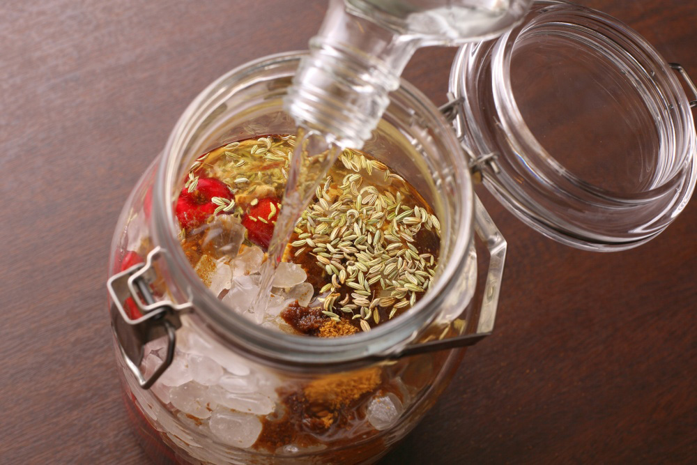 材料を瓶に入れる