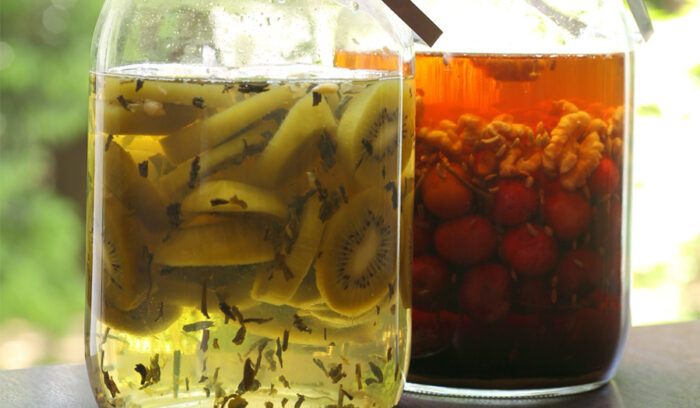 果物の甘さの後、ハーブやお茶が豊かに香る「漬け込み酒」