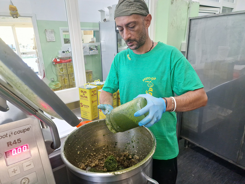 オリーブオイル適量の３分の１を入れてよく混ぜ