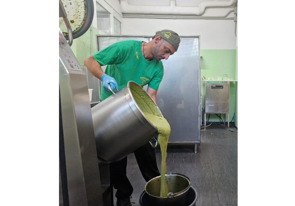 最後に１日休ませたバジリコペーストを加えてよく混ぜたら完成