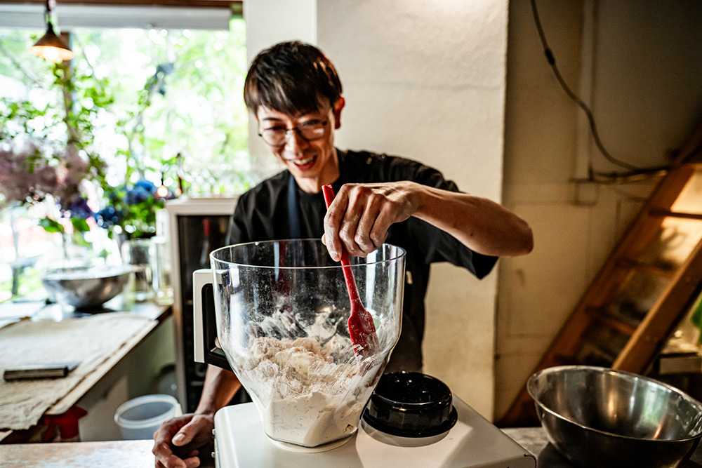 低速なら、回転中でも容器の内側に付着した生地をヘラで払い落せる。