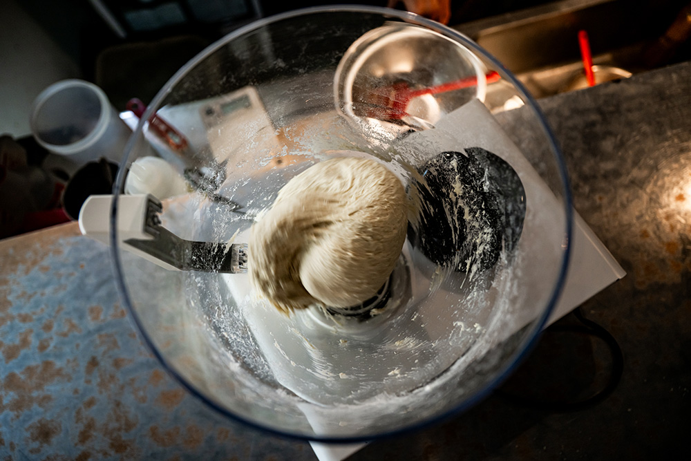 生地の内側からこね上げるのがBRENCのニーダーの特徴