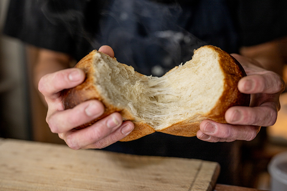 手で割ってみる。生地の伸びが見て取れる