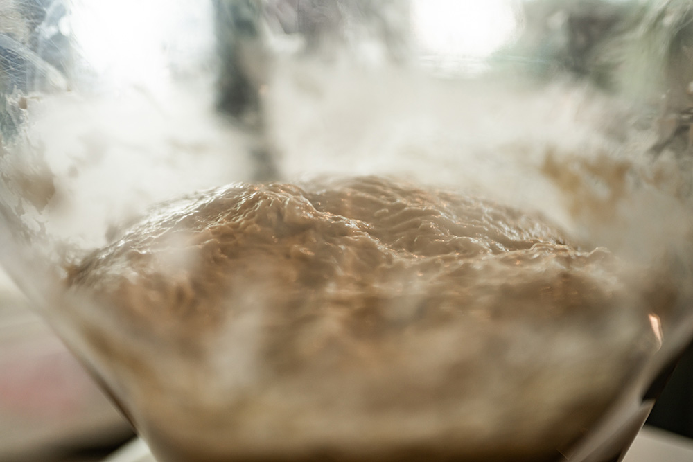 透明の容器なので生地の状態が外から見える