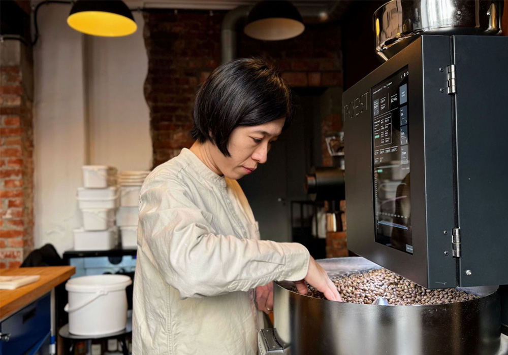 焙煎作業中の真木さん
