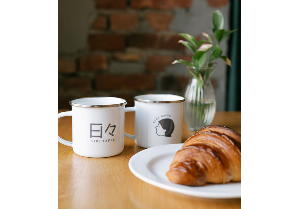 日々カフェのマグのロゴ