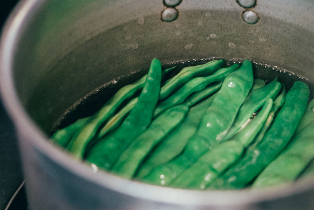 インゲンを茹でる