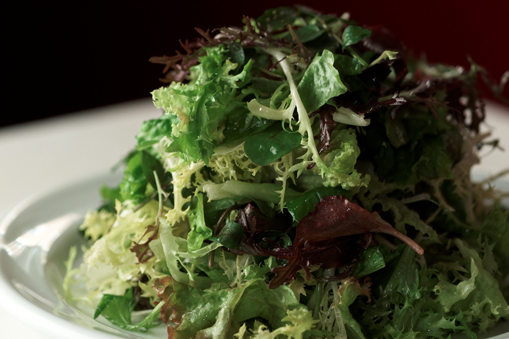 圧倒的に美しく、軽く、食べやすい。超人気ビストロの「グリーンサラダ」