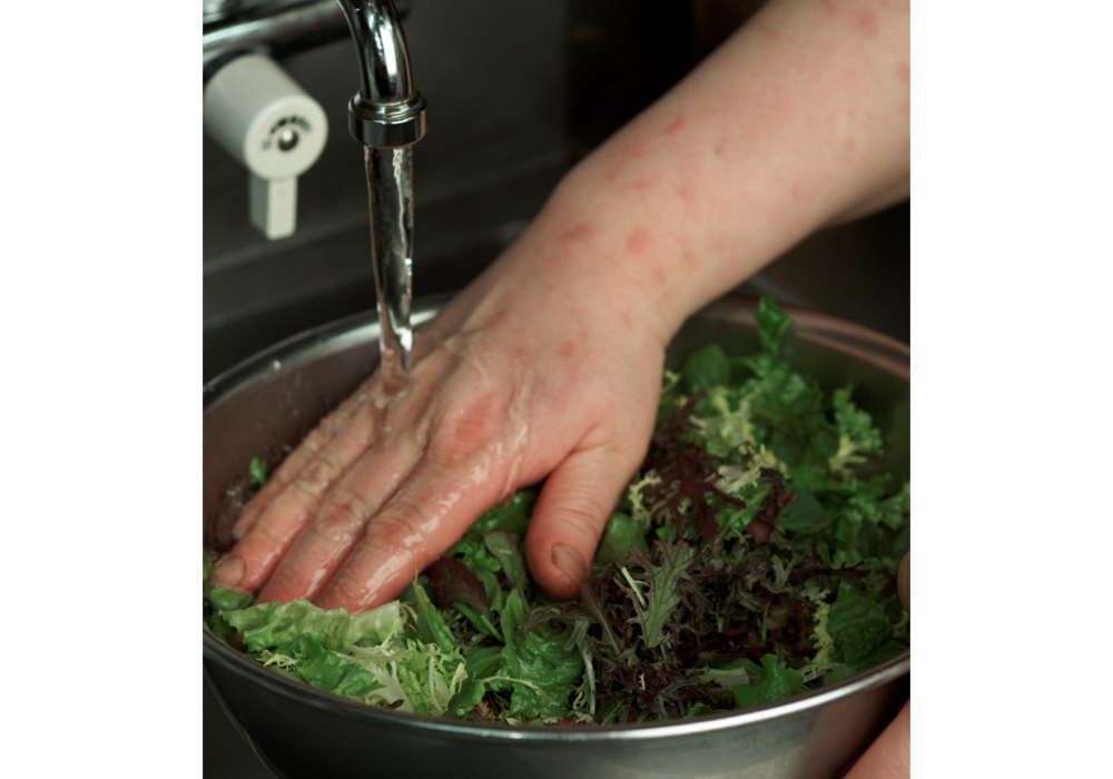 野菜に直接、流水を当てない