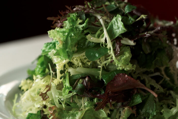 圧倒的に美しく、軽く、食べやすい。超人気ビストロの「グリーンサラダ」