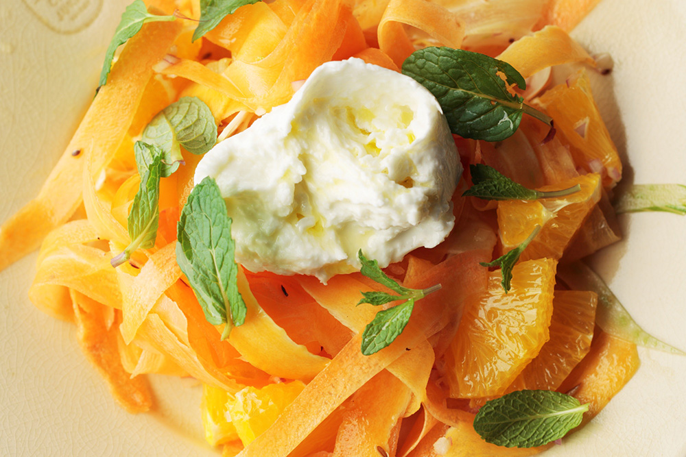 切り方で素材を表現する「ニンジンとネーブルオレンジのサラダ」