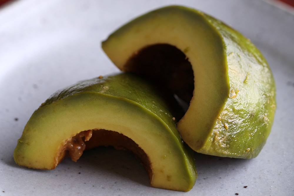 夏酒のアテに。コク深くまろやか「アボカドの味噌漬け」