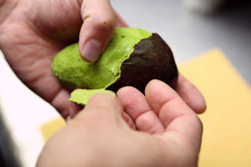 アボカドの皮を剥く