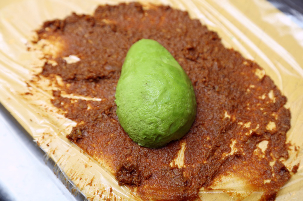 ラップに味噌を塗る