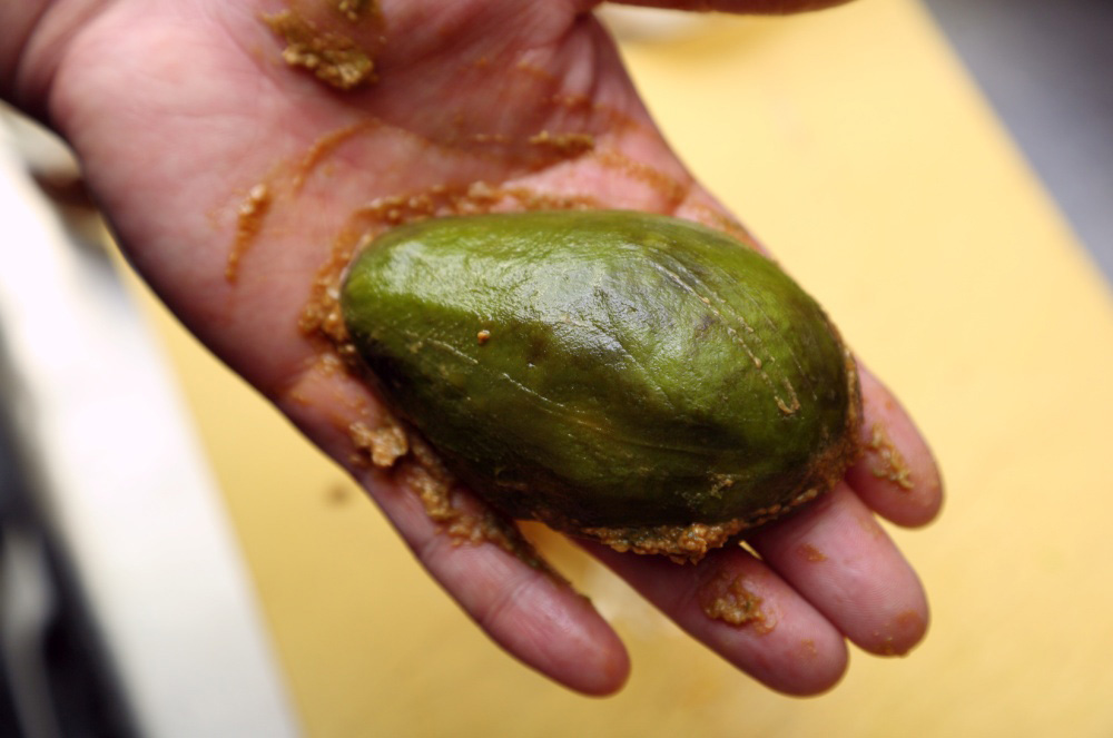 味噌を指ではらう