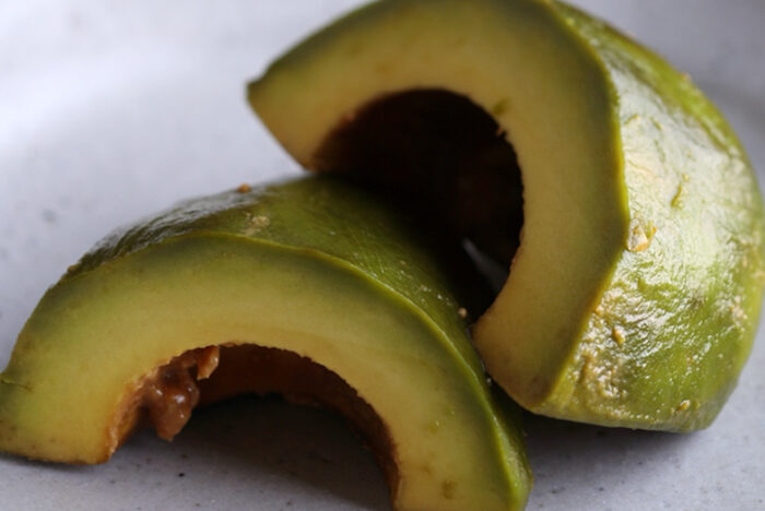 夏酒のアテに。コク深くまろやか「アボカドの味噌漬け」