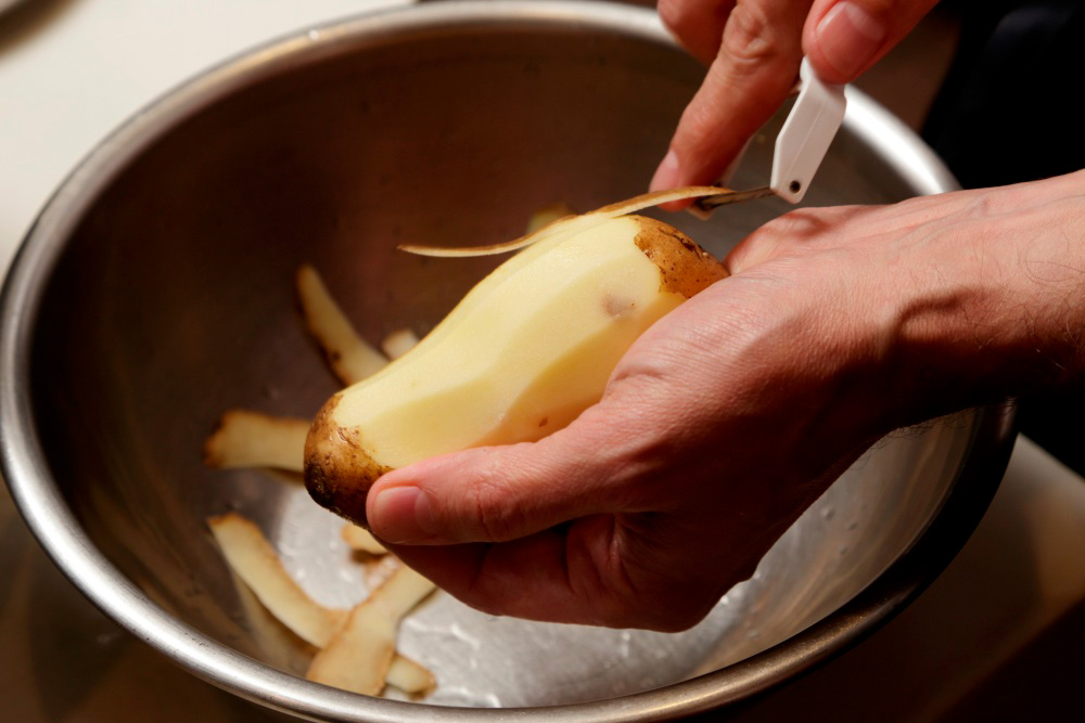 ［１］ジャガイモの皮を剥く