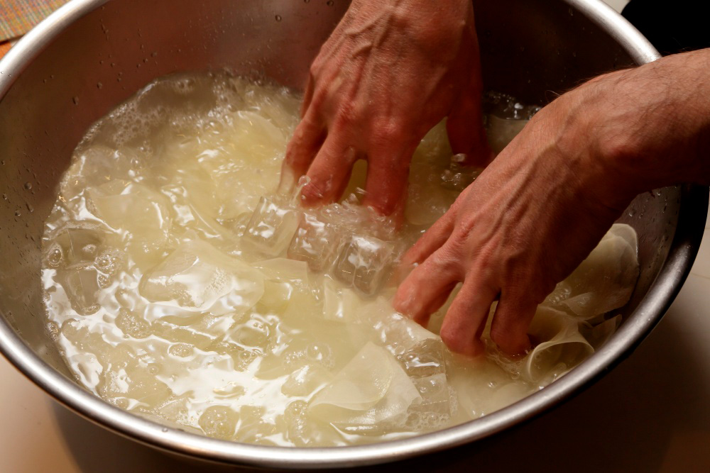 ［４］氷水でデンプンのぬめりを洗う