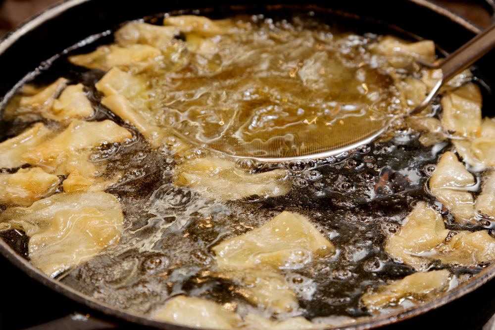 ［８］網杓子で絶えずイモを動かす