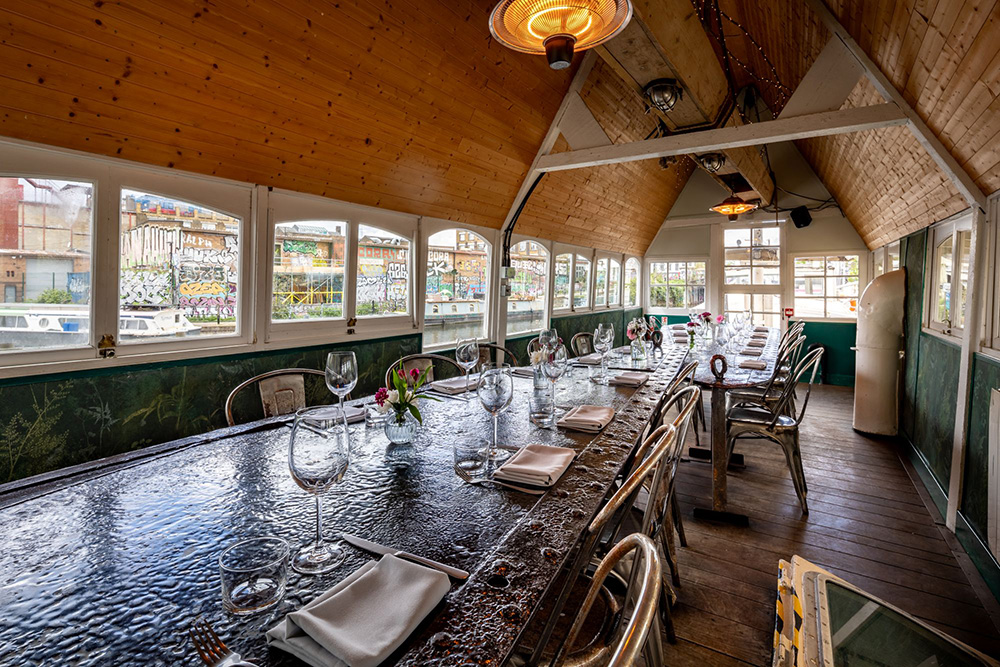 貨物船をリノベーションした水上レストランで、廃棄物ゼロの厨房を目指す