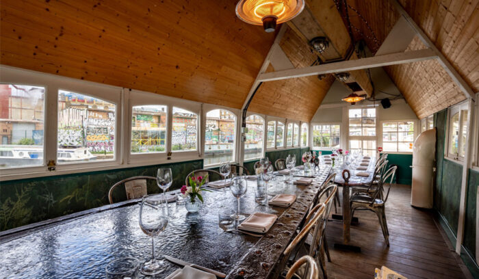 貨物船をリノベーションした水上レストランで、廃棄物ゼロの厨房を目指す